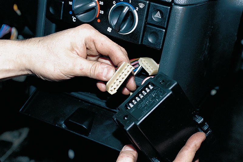 как снять аккумулятор на машине 3